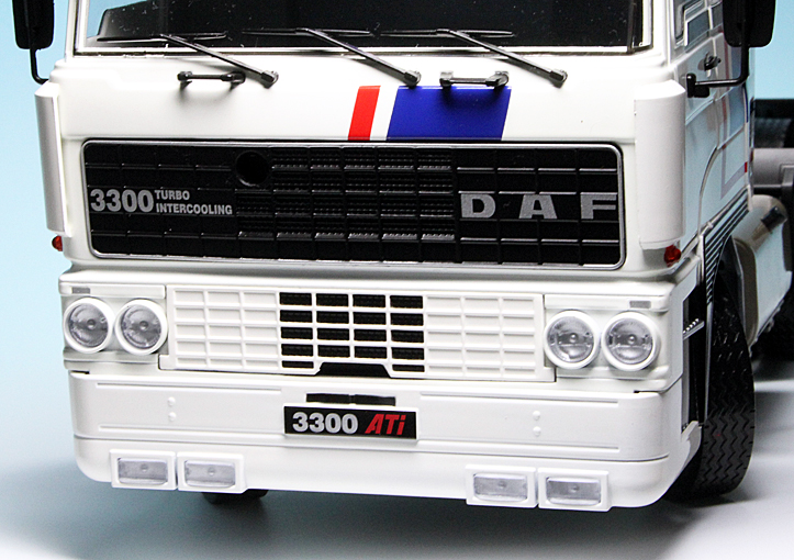 1:18 Road Kings DAF 3300 Space Cab 1982 white//blue//red