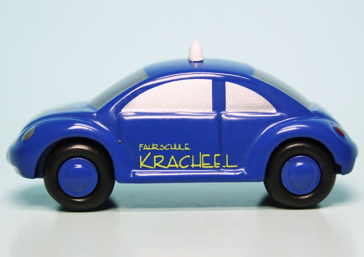 Schuco Piccolo VW New Beetle Fahrschule Kracheel II mit Dachschild # 50533003 